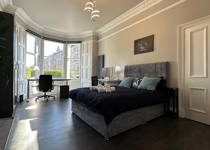 Stylish 3 Bed 2 Bath Ground Floor Main Door Flat In Marchmont