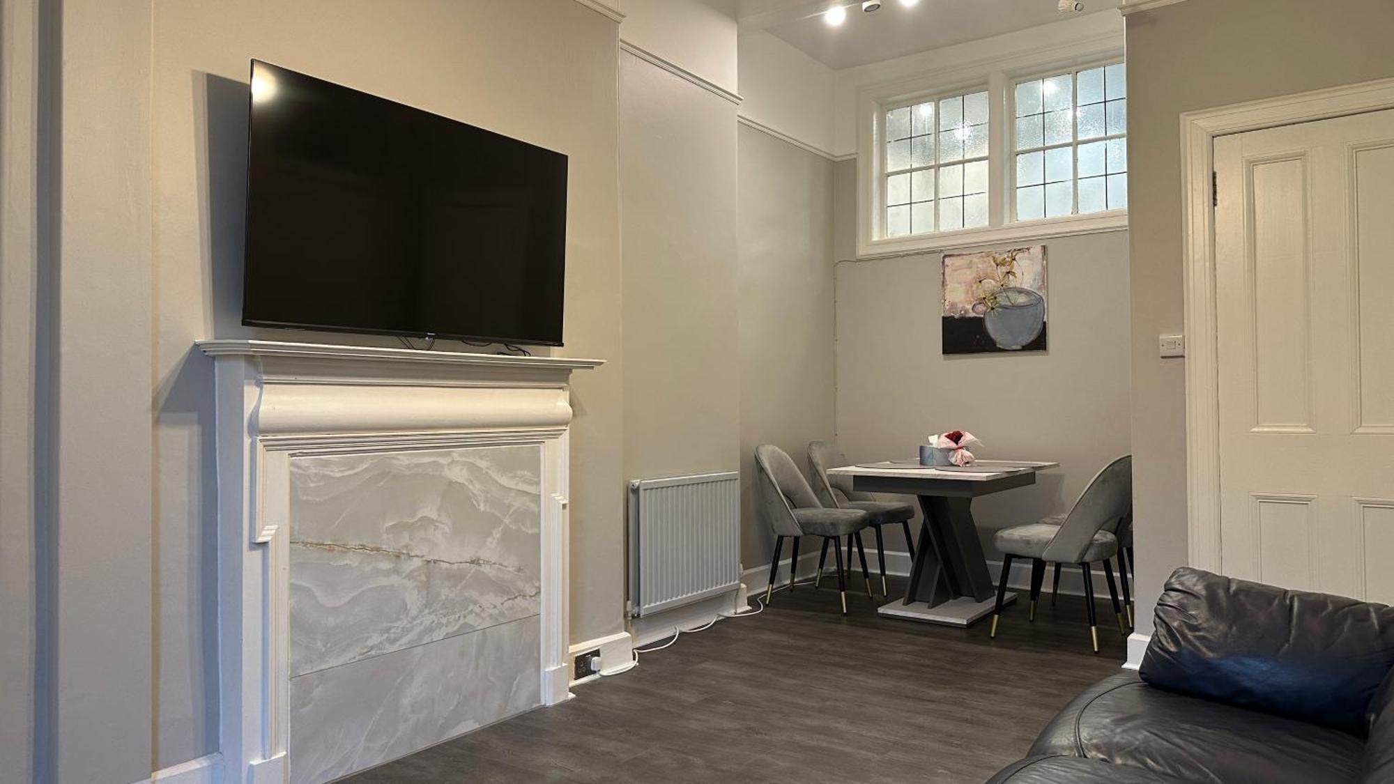 Stylish 3 Bed 2 Bath Ground Floor Main Door Flat In Marchmont * Edinburgh