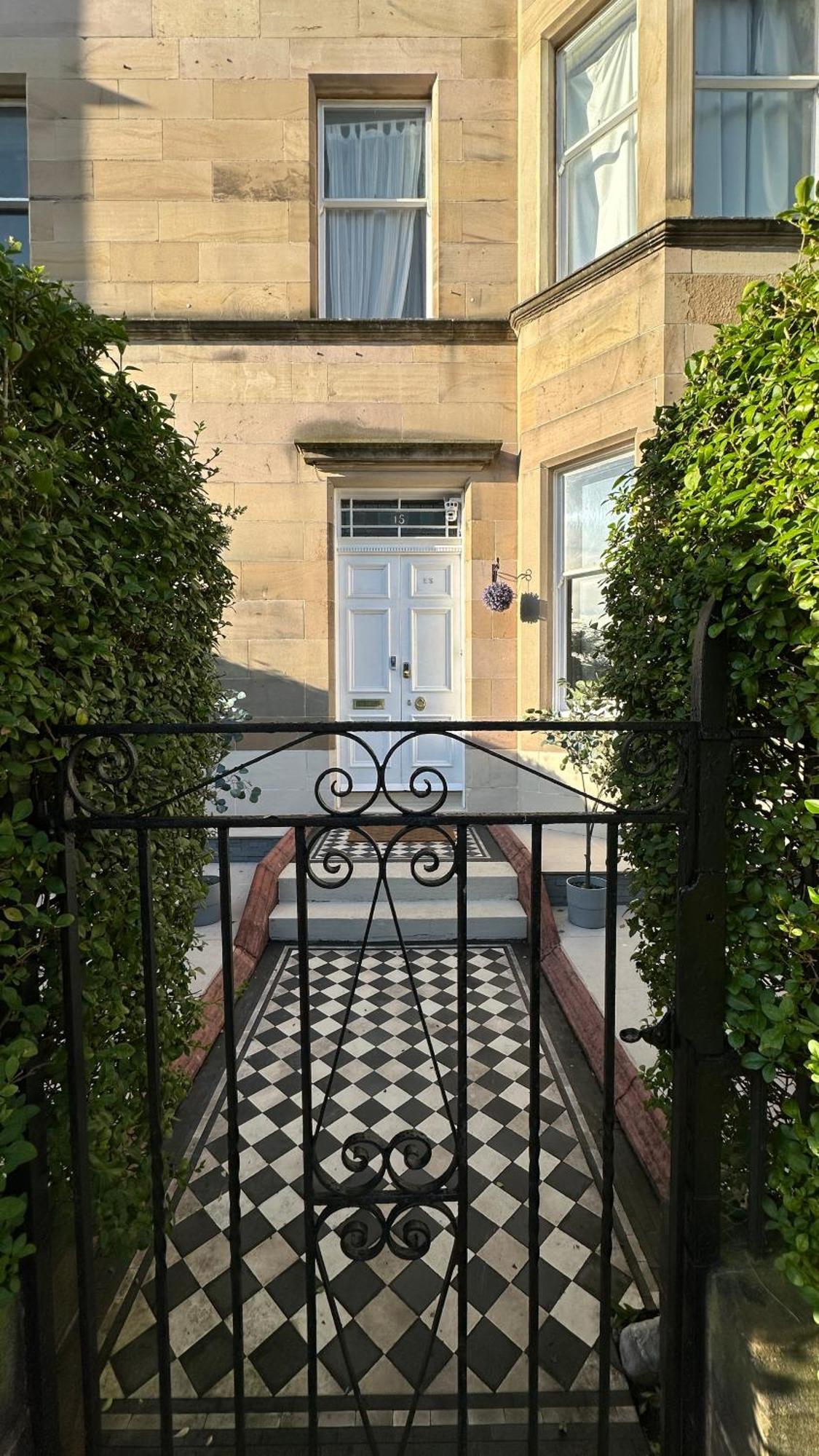 Stylish 3 Bed 2 Bath Ground Floor Main Door Flat In Marchmont Edinburgh