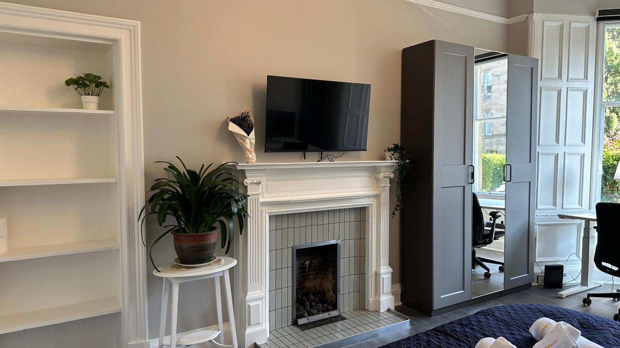 Stylish 3 Bed 2 Bath Ground Floor Main Door Flat In Marchmont *