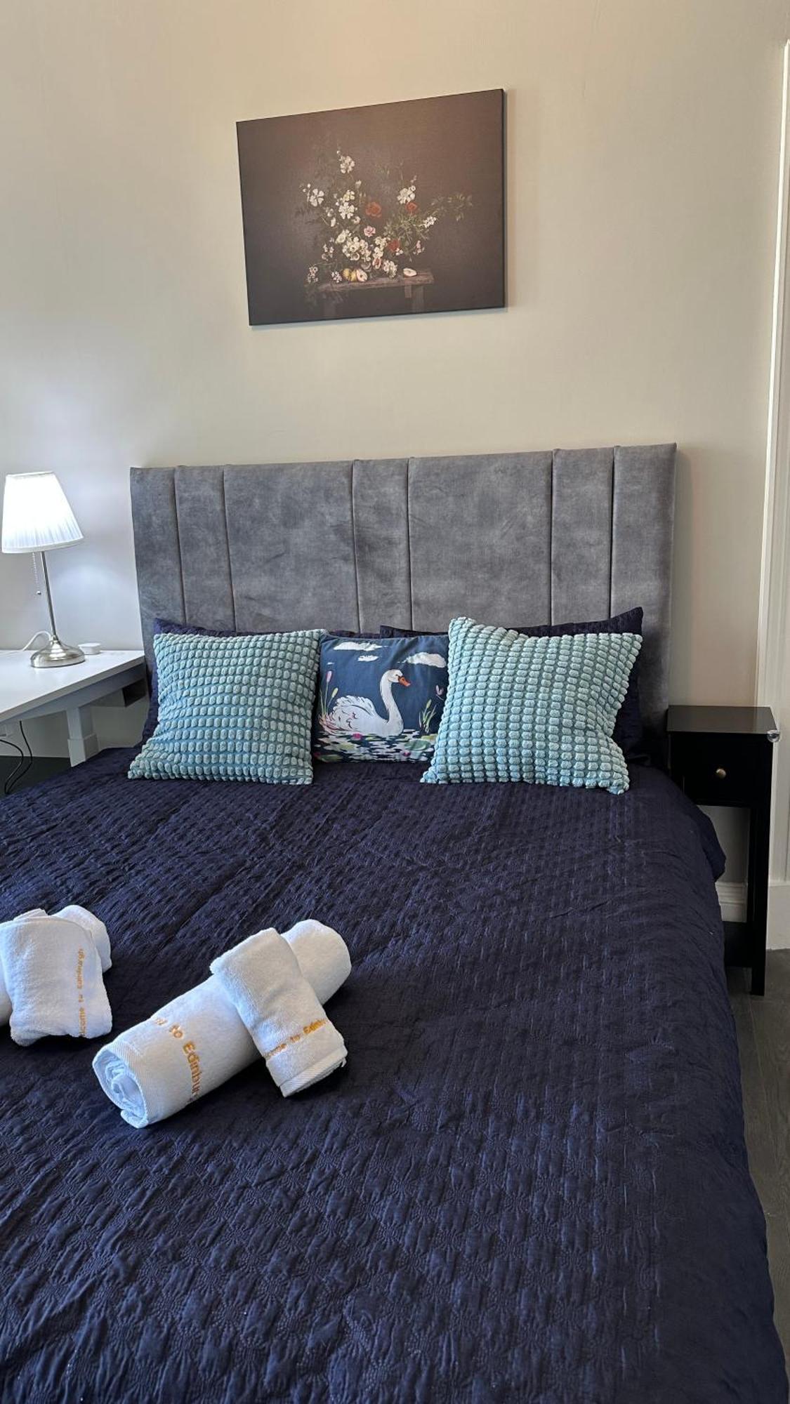 Stylish 3 Bed 2 Bath Ground Floor Main Door Flat In Marchmont *